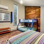 Stylish Tannersville Townhome With Fire Pit!