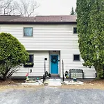 Stylish Tannersville Townhome With Fire Pit!