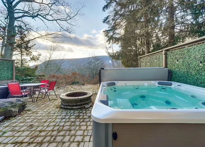 Stylish Tannersville Townhome With Fire Pit!