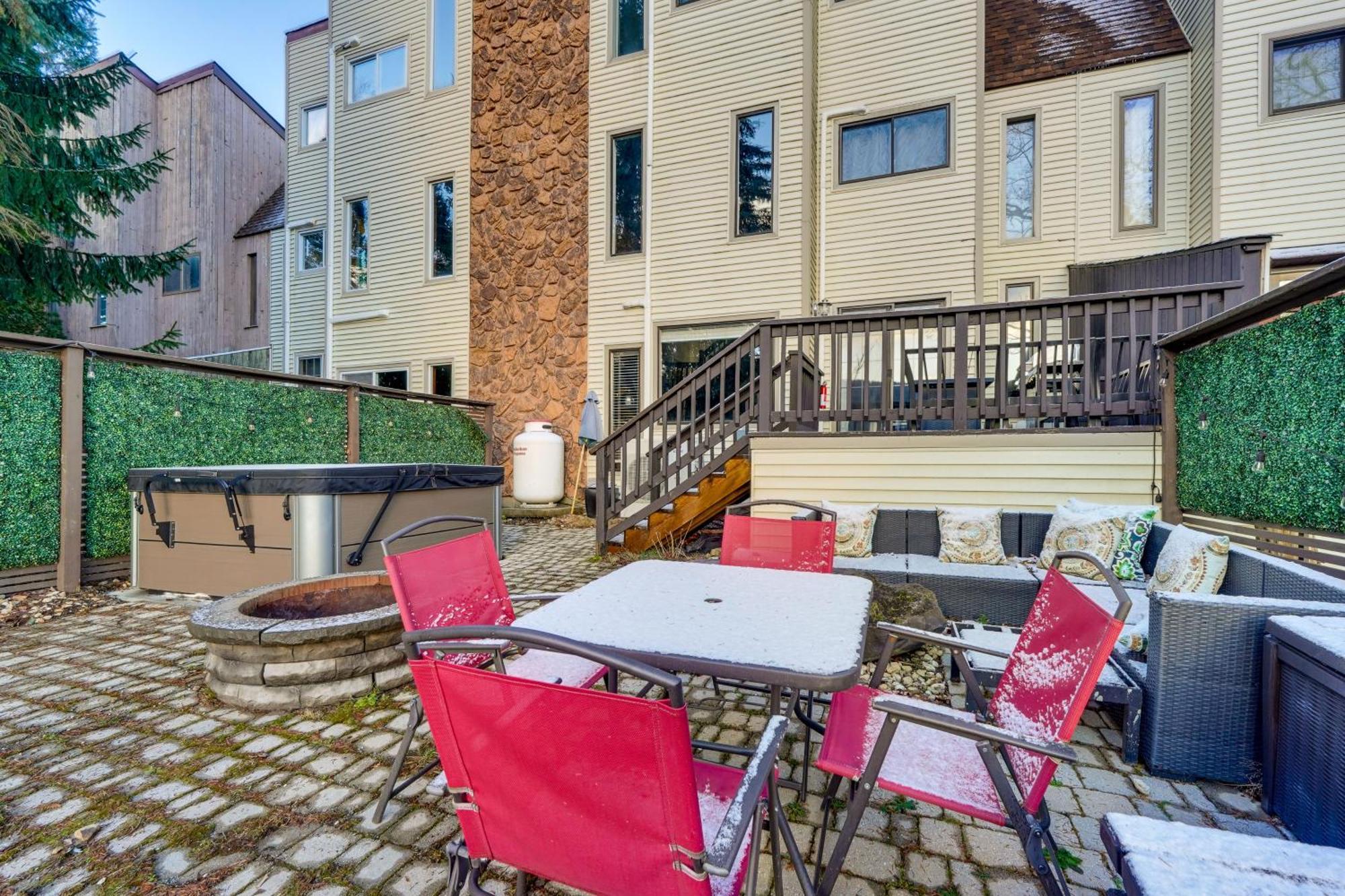 Stylish Townhome With Fire Pit! Tannersville