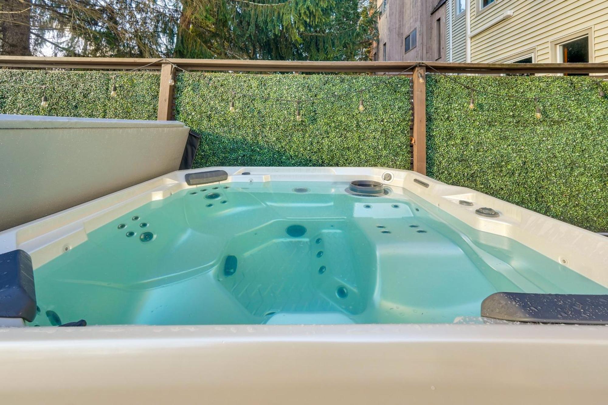 Stylish Townhome With Fire Pit! Holiday home *