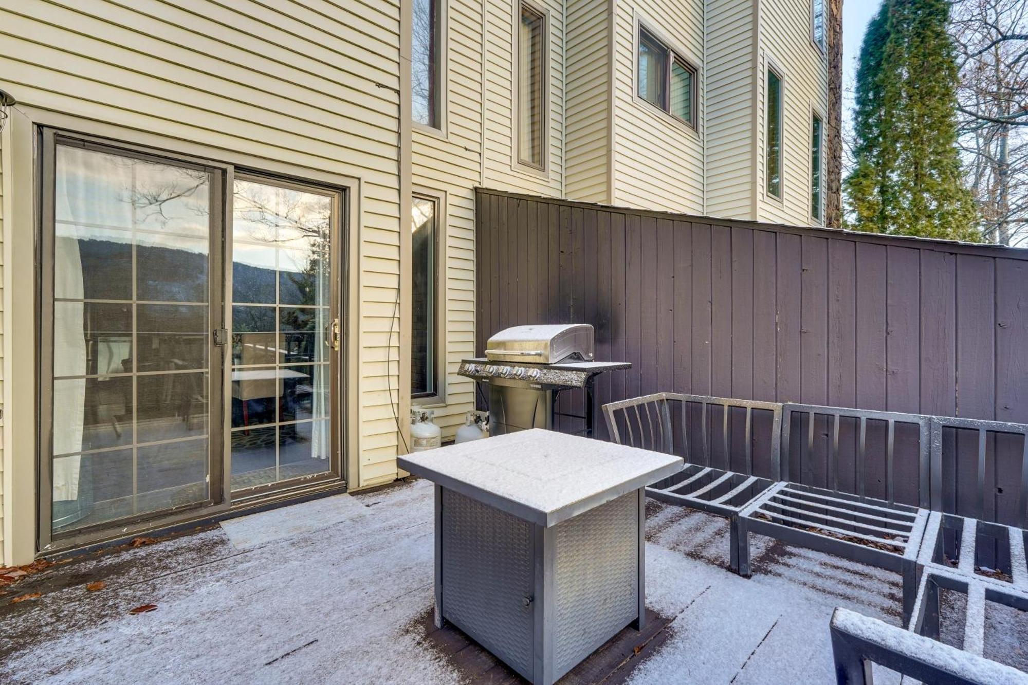 Stylish Townhome With Fire Pit! Holiday home Tannersville