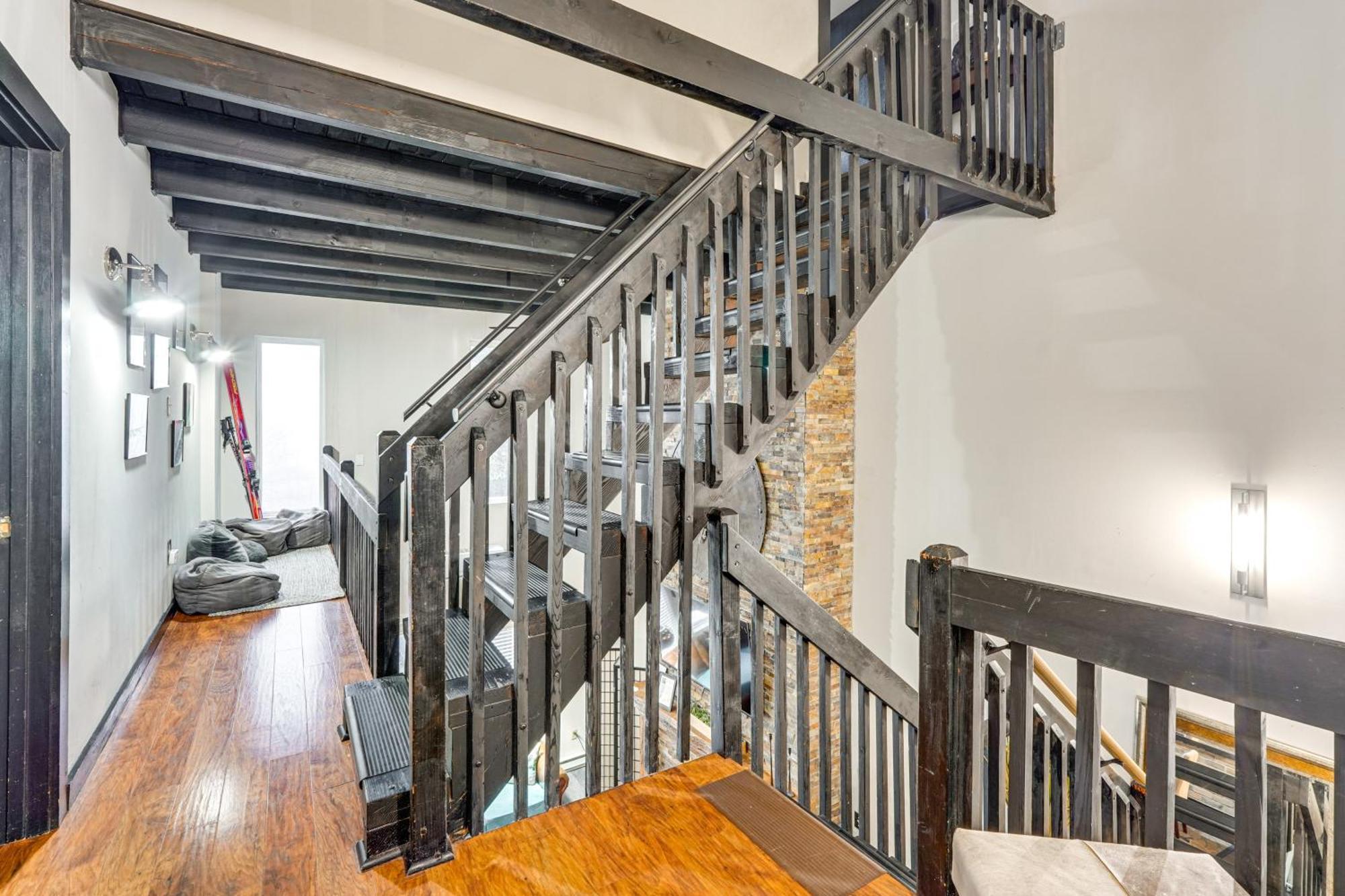 Stylish Townhome With Fire Pit! Holiday home