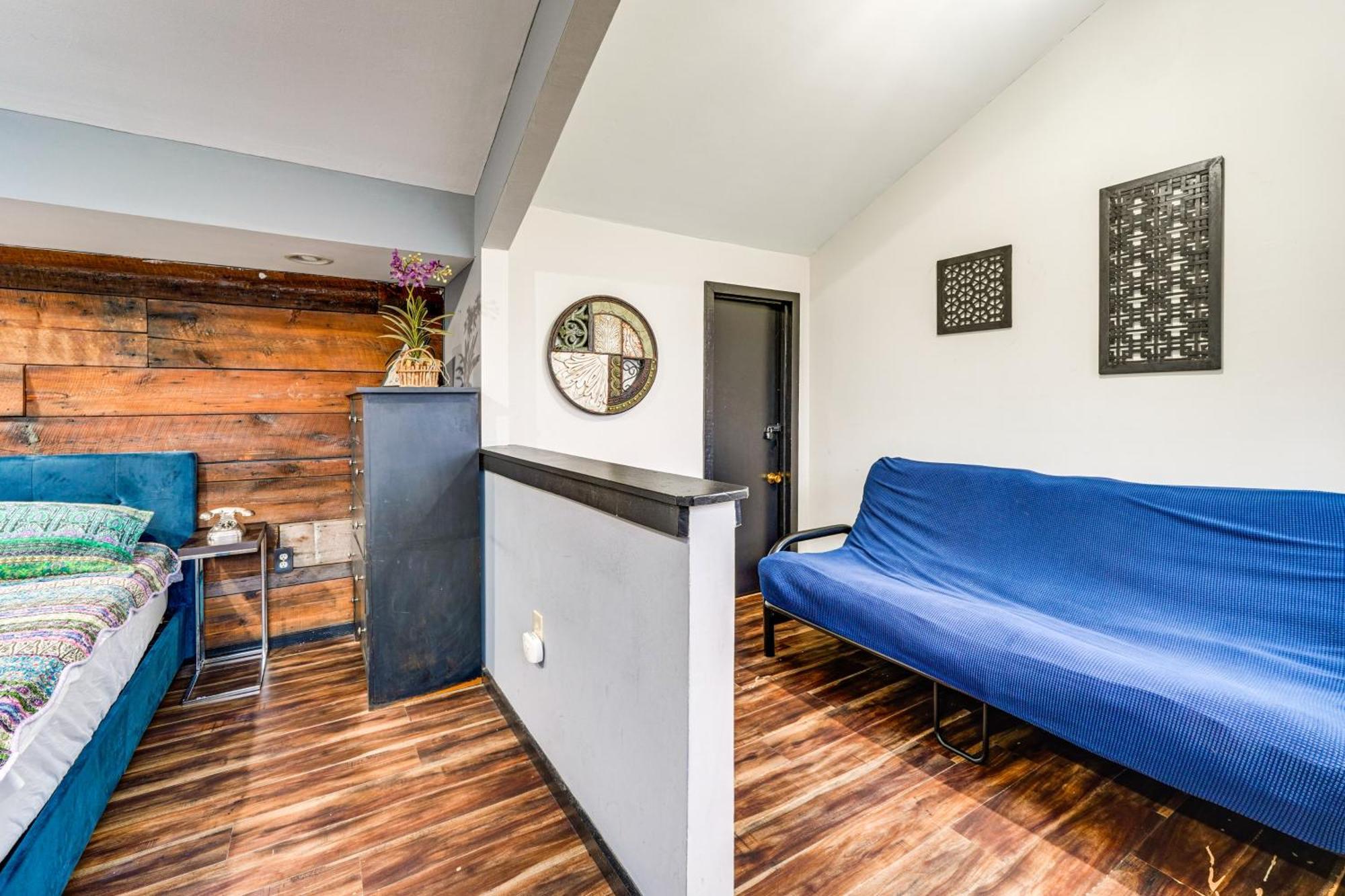 Stylish Townhome With Fire Pit! *