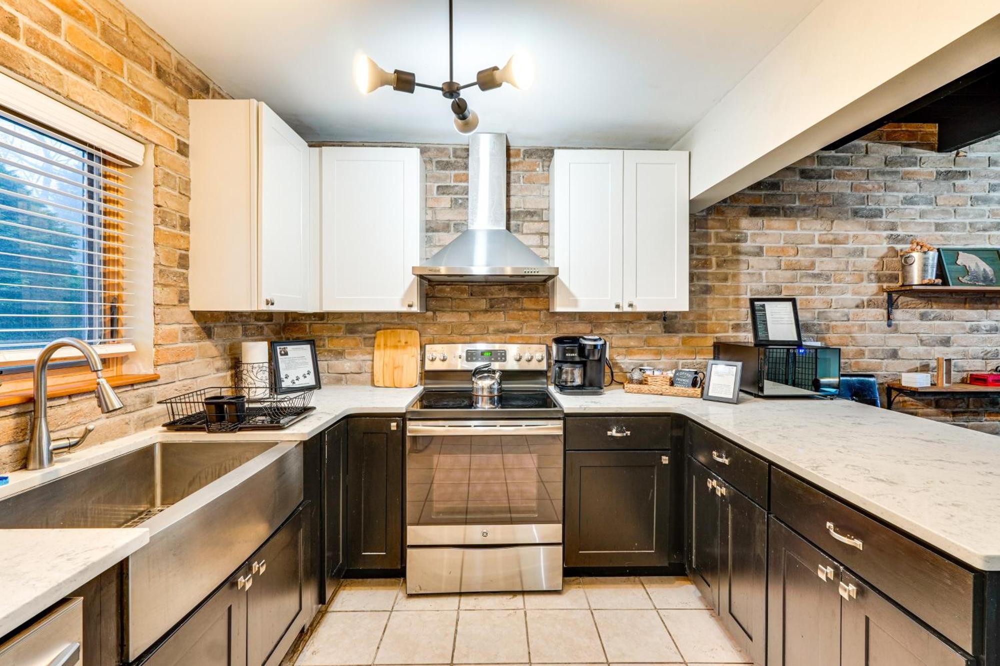 Stylish Townhome With Fire Pit! Holiday home *