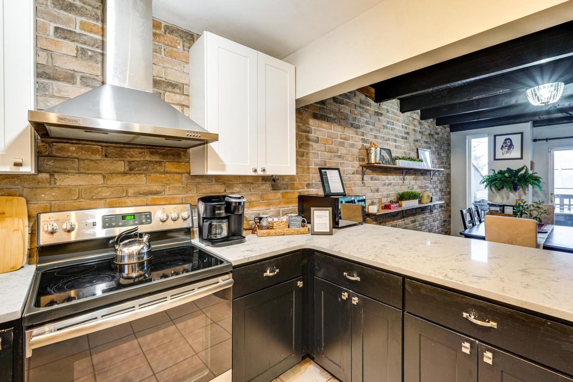 Stylish Townhome With Fire Pit!