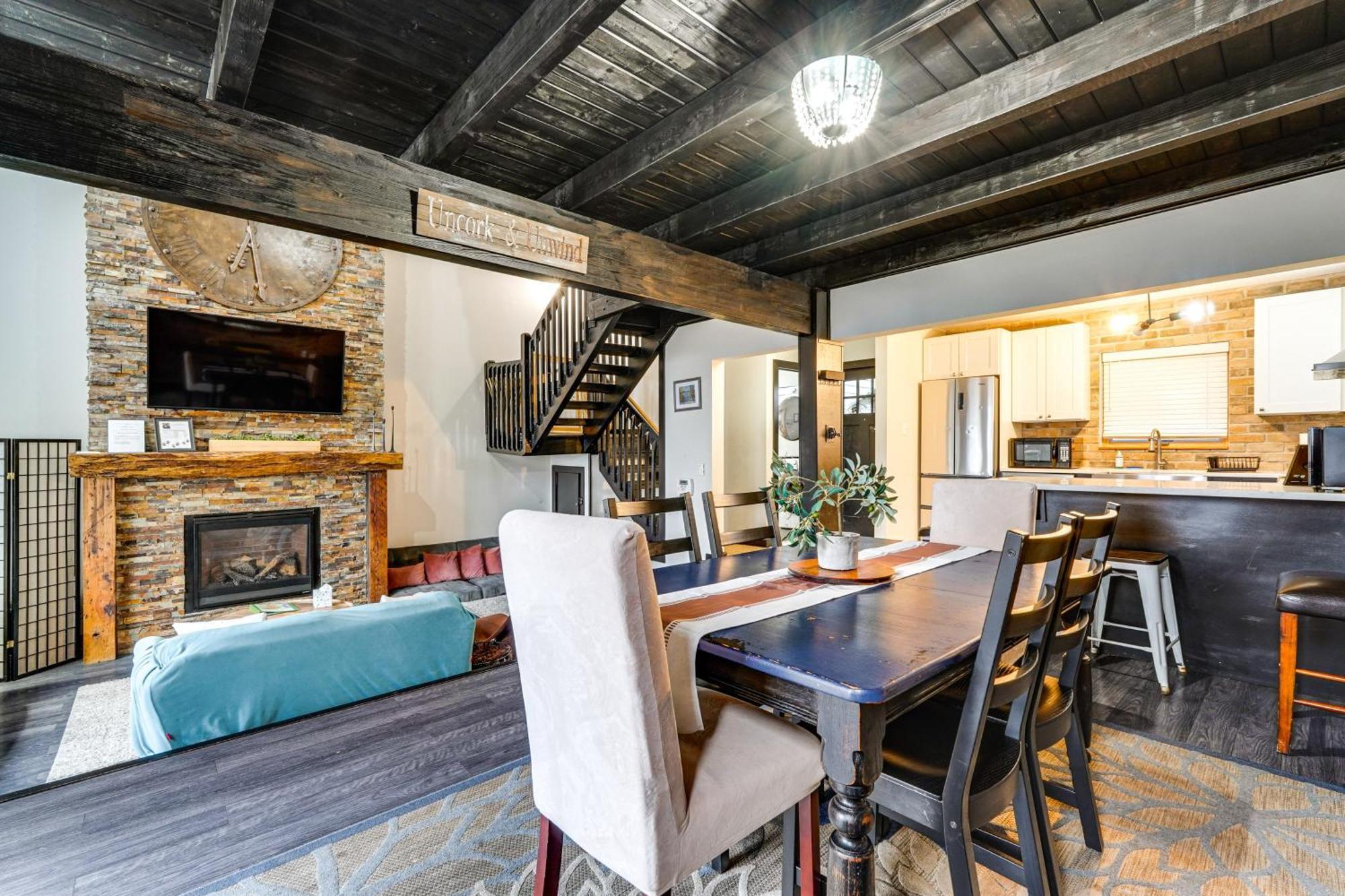 Stylish Townhome With Fire Pit! Holiday home *