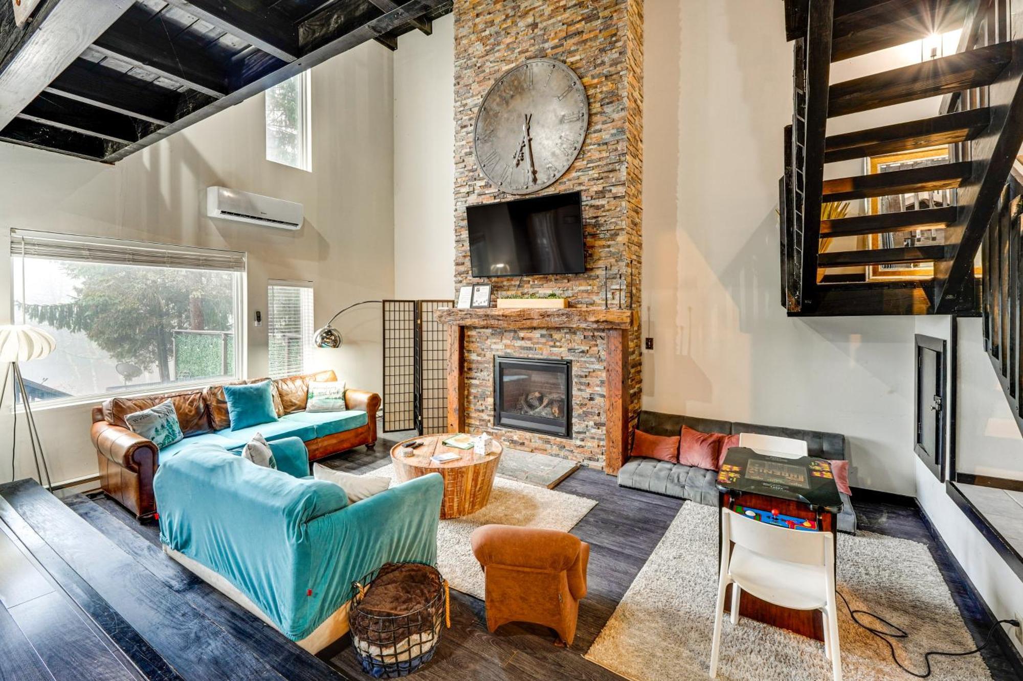 Stylish Townhome With Fire Pit!