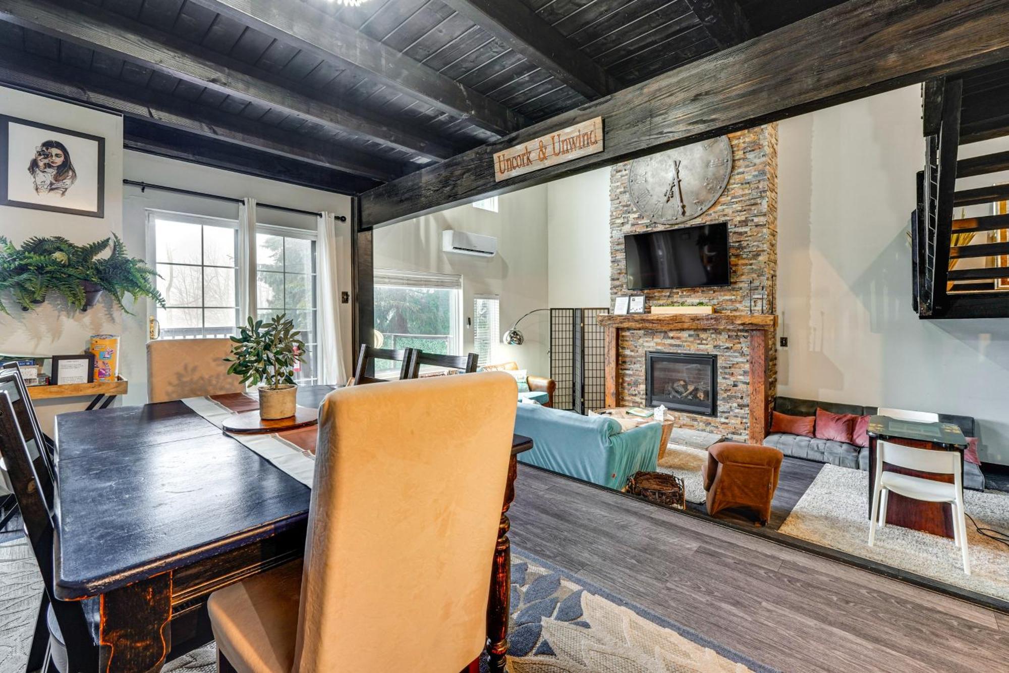 Stylish Townhome With Fire Pit! Holiday home *