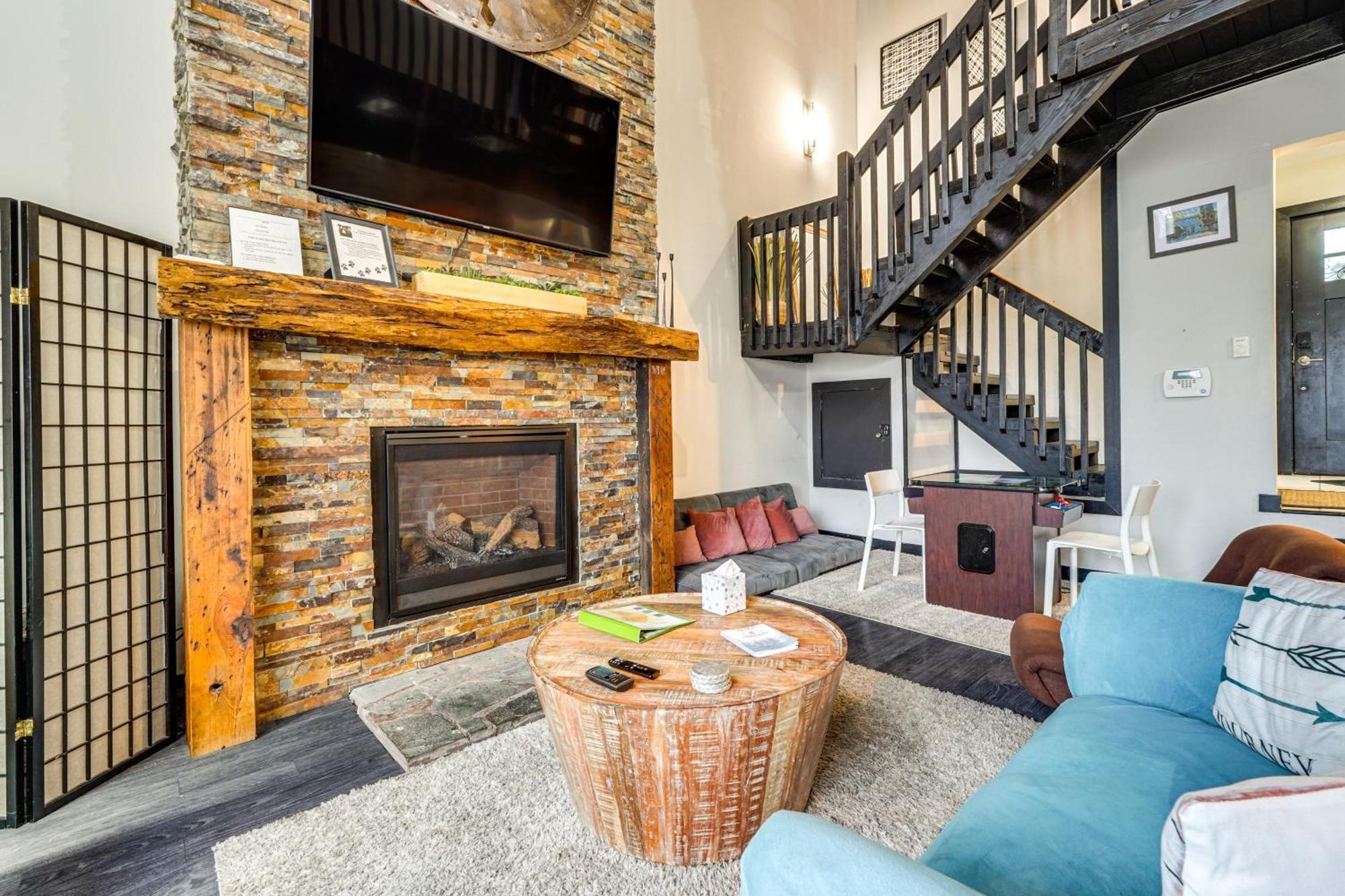 Stylish Townhome With Fire Pit! *
