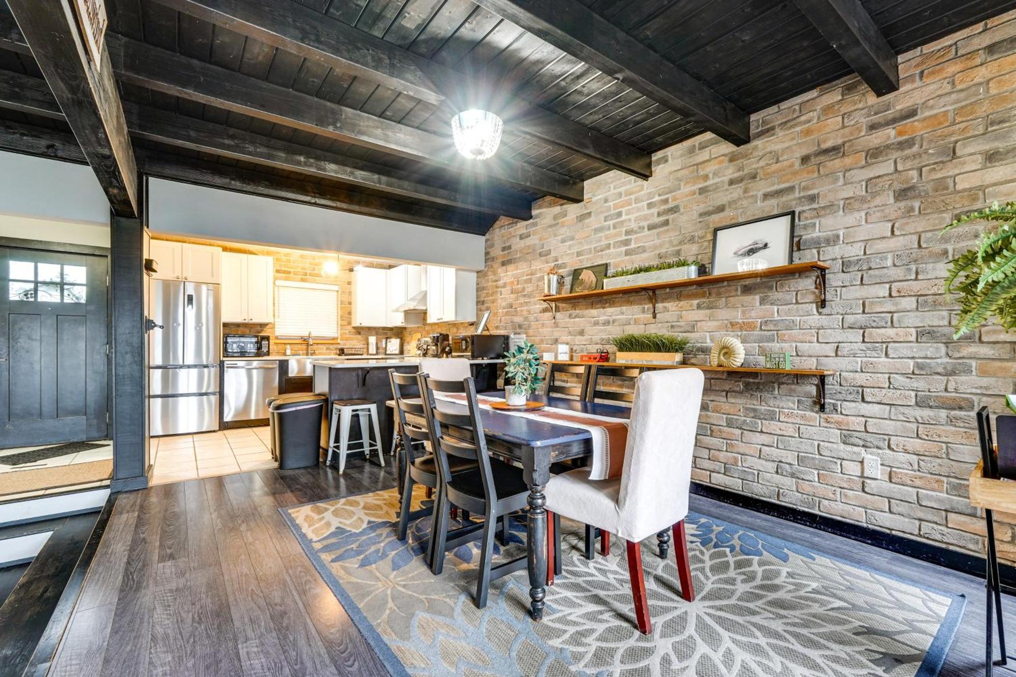Holiday home Stylish Townhome With Fire Pit!