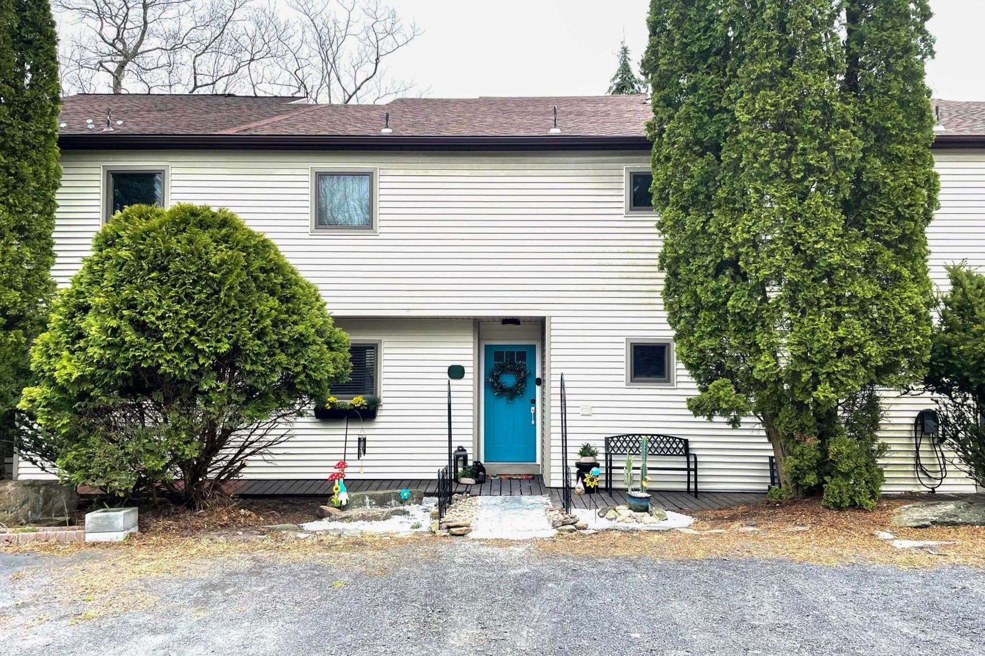 Stylish Townhome With Fire Pit! Holiday home